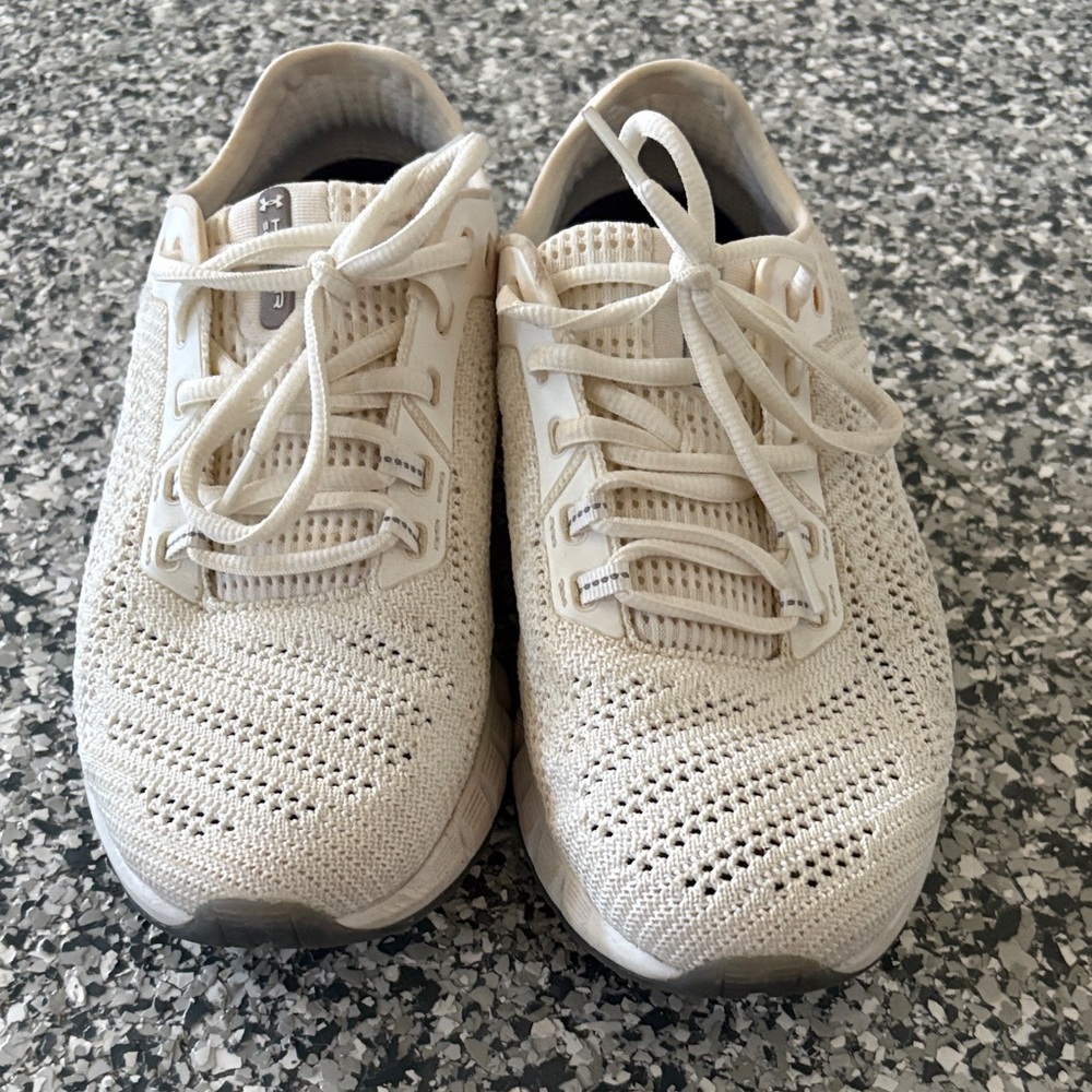 UA Hovr Sneakers - size 7